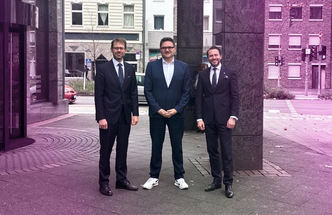 El director general de Klüh Security, Sven Horstmann, junto con los directores generales de COREDINATE, Michael Kulig y Sebastian Kulig.