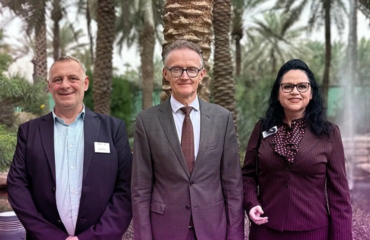 كوردينيت في السفارة الألمانية في الرياض، المملكة العربية السعودية، مع السفير مايكل كيندسغراب.
