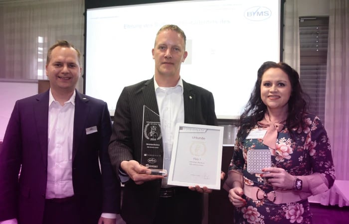 Sicherheitsmitarbeiter des Jahres 2024 trophy presented to Christian Rockus by Daniela Gröbel from COREDINATE together with Lars Müller from BVMS