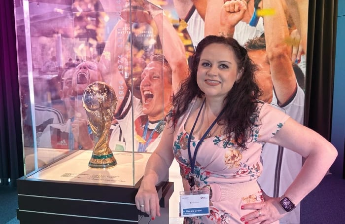 Daniela Gröbel-Becker, Jefa de Marketing, con el trofeo de la Copa del Mundo 2014