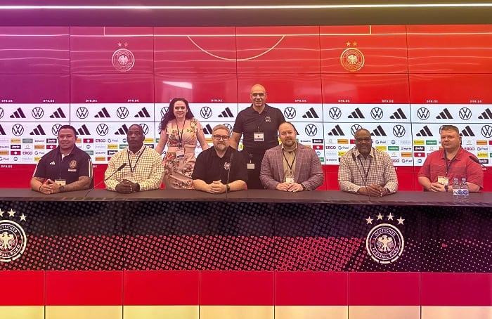 Foto de grupo en el centro de prensa de la DFB.