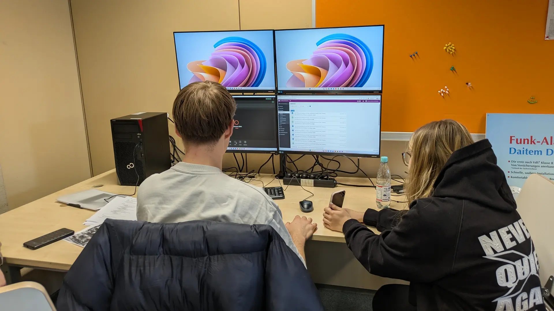 Zwei Auszubildende der Fachkraft für Schutz und Sicherheit am improvisierten NSL-Arbeitsplatz in der Berufsschule Neuburg an der Donau