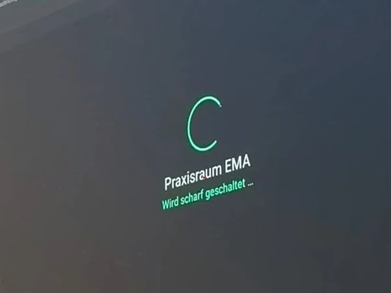 Bedienoberfläche zum Scharfschalten der Einbruchmeldeanlage am Praxisraum EMA