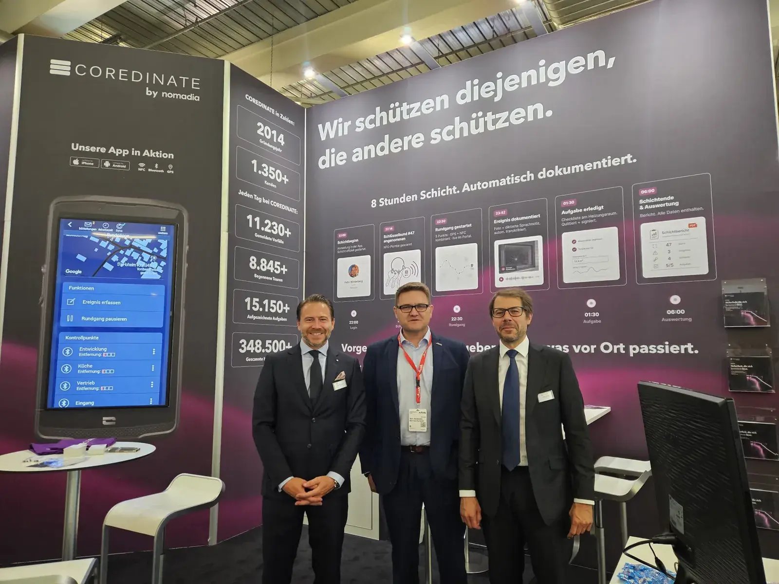 Besucher im Gespräch mit COREDINATE an Stand E03, SicherheitsExpo München 2026