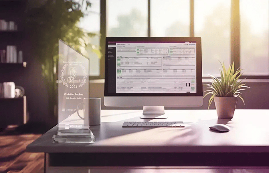 Bureau bien rangé avec le portail COREDINATE affiché sur l'écran de l'ordinateur et le trophée de 