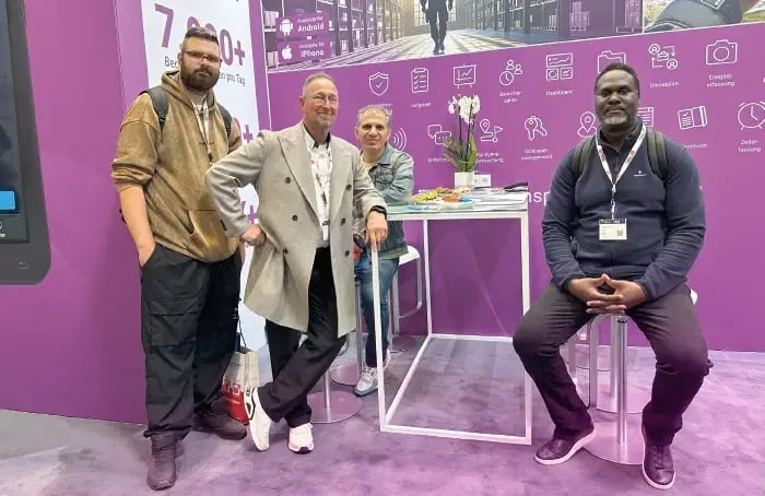 Alex Dulz from PlanB Bildungs GmbH visits the COREDINATE stand with his students