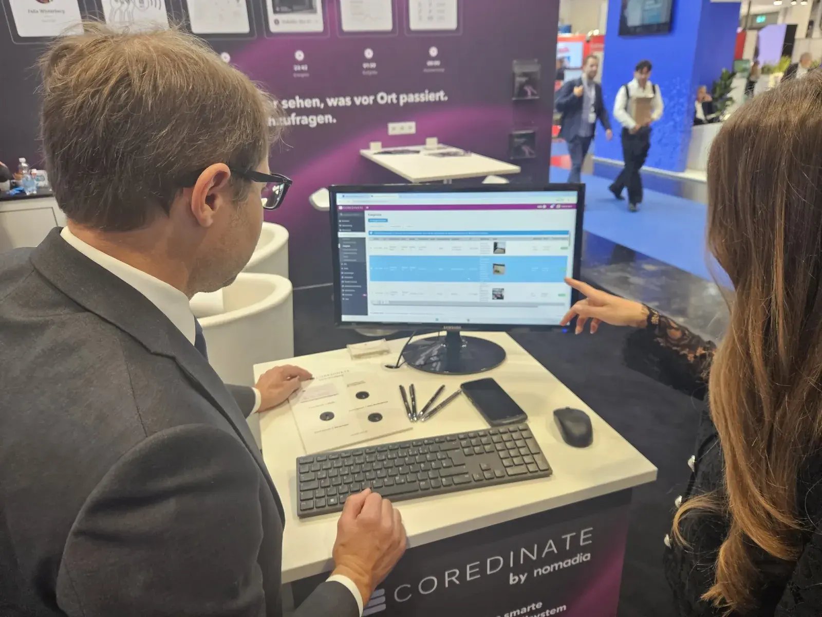 Beratung am COREDINATE Portal während der Security Essen 2026