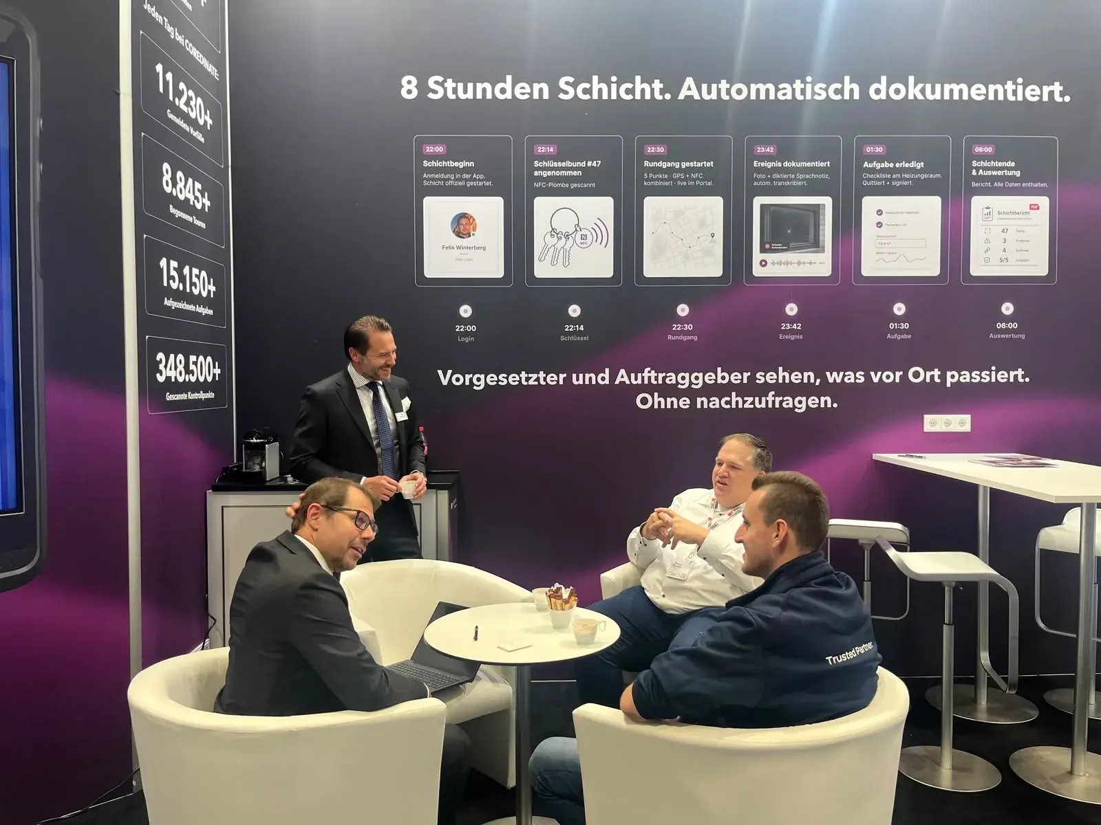 Gespräch in der Lounge am COREDINATE-Stand auf der Security Essen 2026