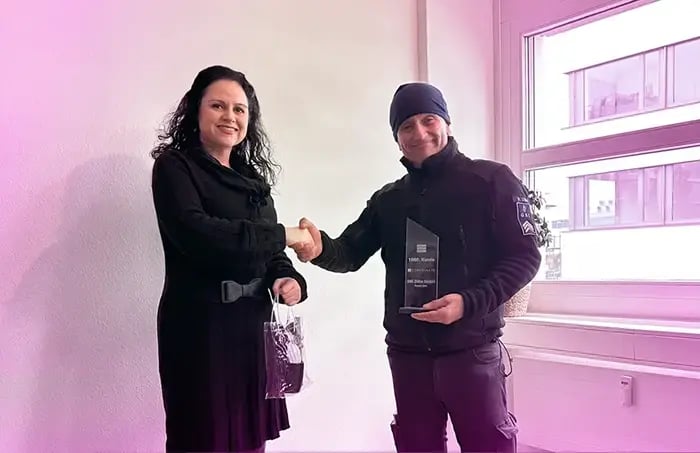 1000. Kunde Besuch GSI Basel Pokalübergabe Shakehands