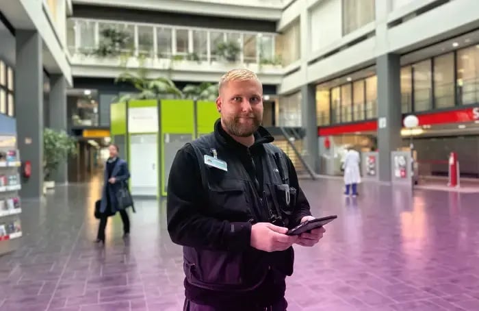 UMG facilities GmbH staff in the hospital foyer.