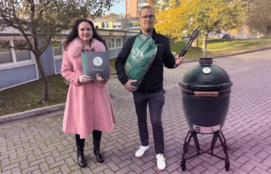 Le gagnant du barbecue The Big Green Egg, Arne Richel, avec la CMO de COREDINATE, Daniela Gröbel-Becker.