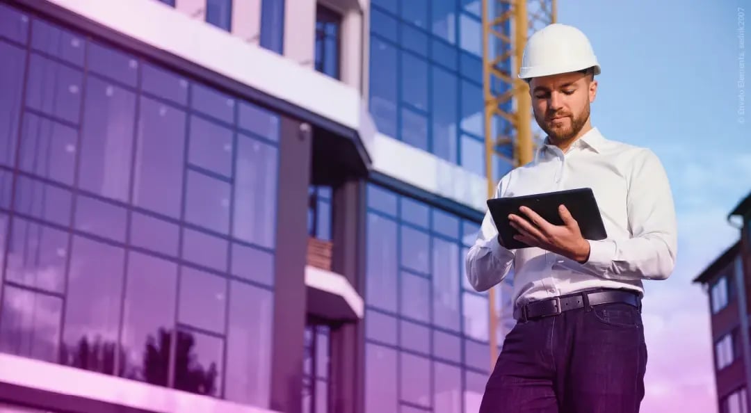 Mitarbeiter auf Baustelle mit Tablet