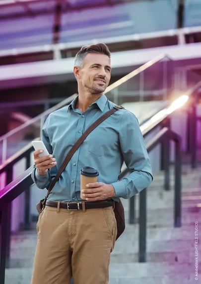 Mann mit Smartphone und Kaffebecher