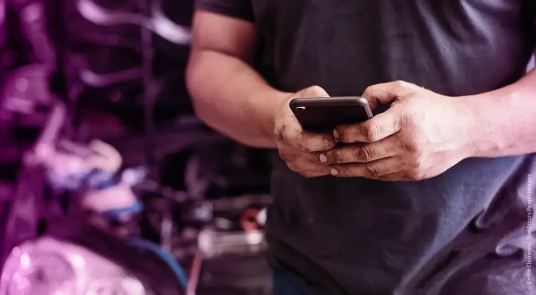 Sicherheitsmitarbeiter am Handy bei Veranstaltung