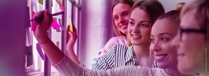 Junge Arbeitnehmerinnen beim Brainstorming