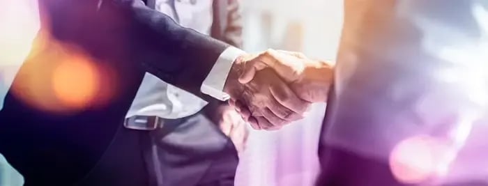 Zwei Unternehmer schütteln sich die Hände