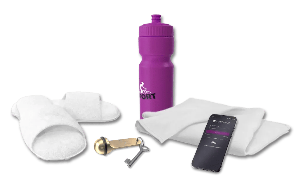 Wasserflasche, Schlappen, Handtuch, Schlüssel und Handy mit COREDINATE-App