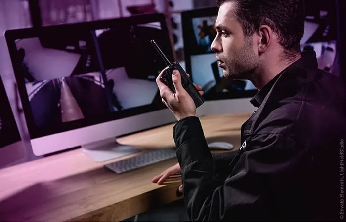 Werkschutz, Objektschutz, OWKS, Sicherheitsunternehmen, Sicherheitsmann, nachts, Computer, Bildschirm, Funk