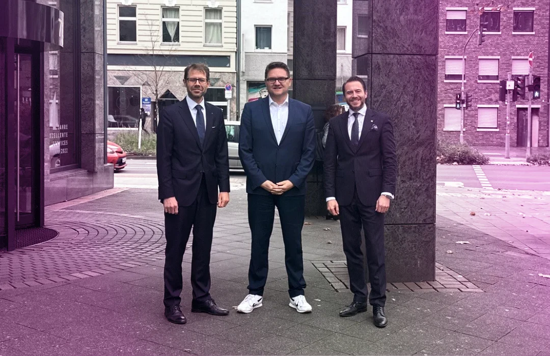 Klüh Security Geschäftsführer Sven Horstmann zusammen mit den COREDINATE Geschäftsführern Michael Kulig und Sebastian Kulig