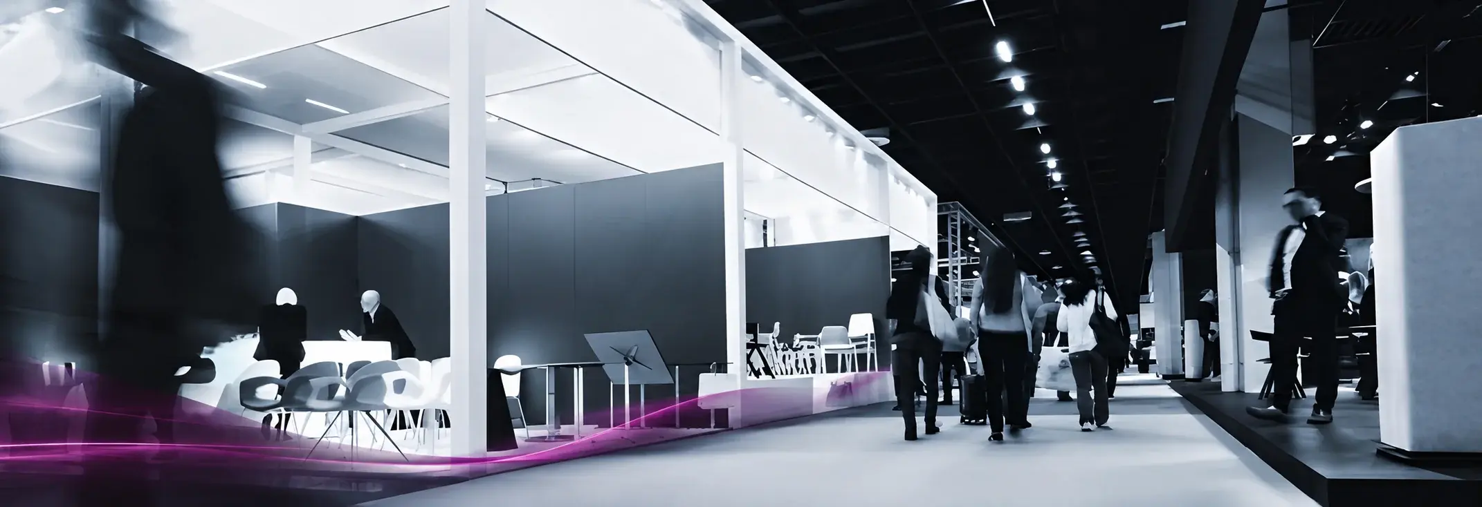 Impression der SicherheitsExpo München: Messehalle mit Besuchern in Schwarz-Weiß mit violettem Akzent