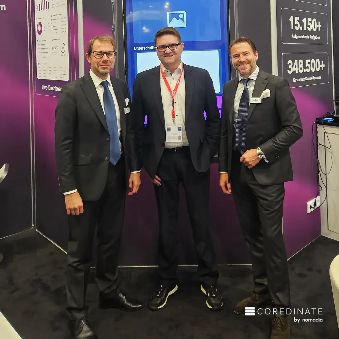 Sven Horstmann, Geschäftsführer der Klüh Security GmbH, mit Michael und Sebastian Kulig am COREDINATE-Stand