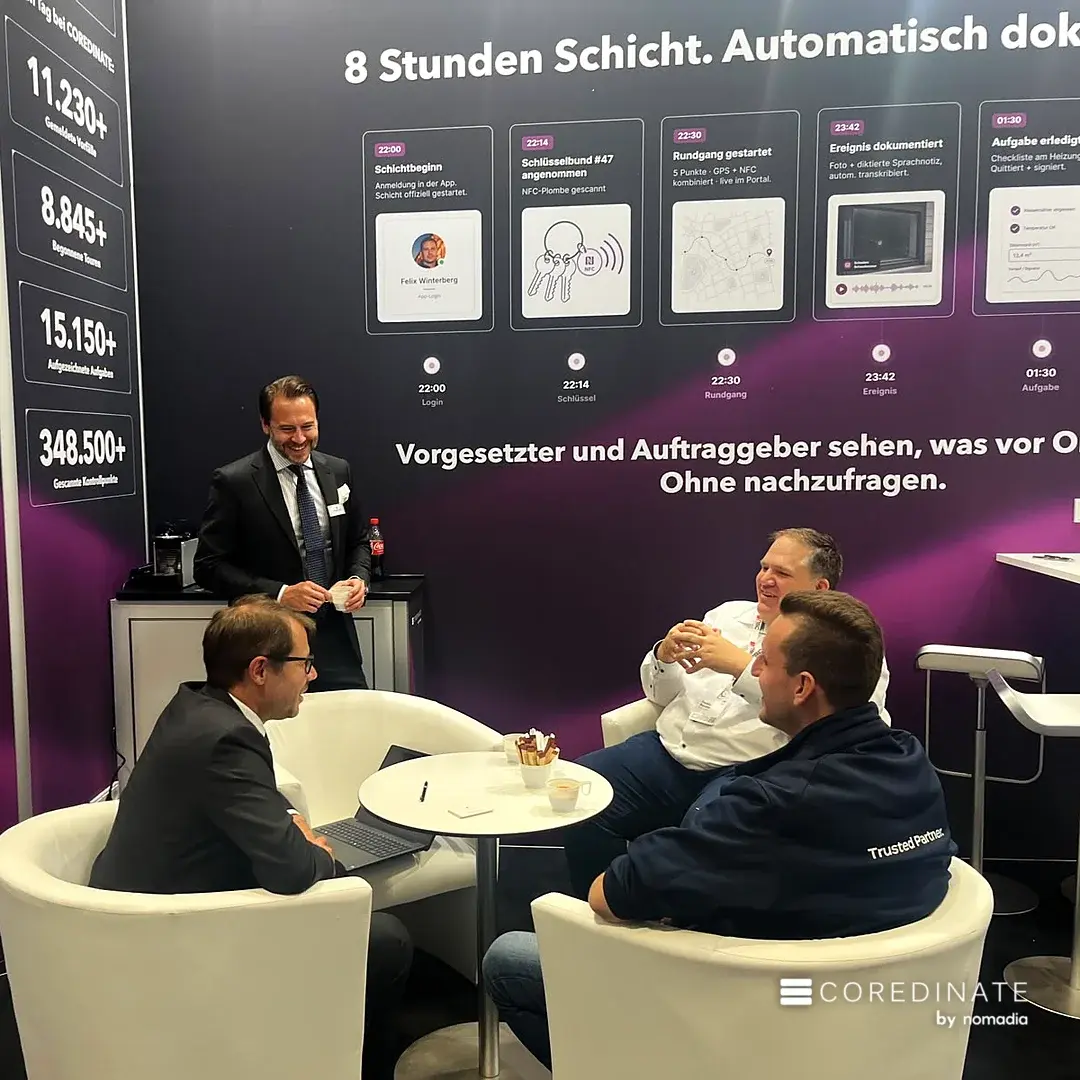 Thomas Maichle und Fabian Hecht von der RENK GmbH im Gespräch mit Michael und Sebastian Kulig am COREDINATE-Stand