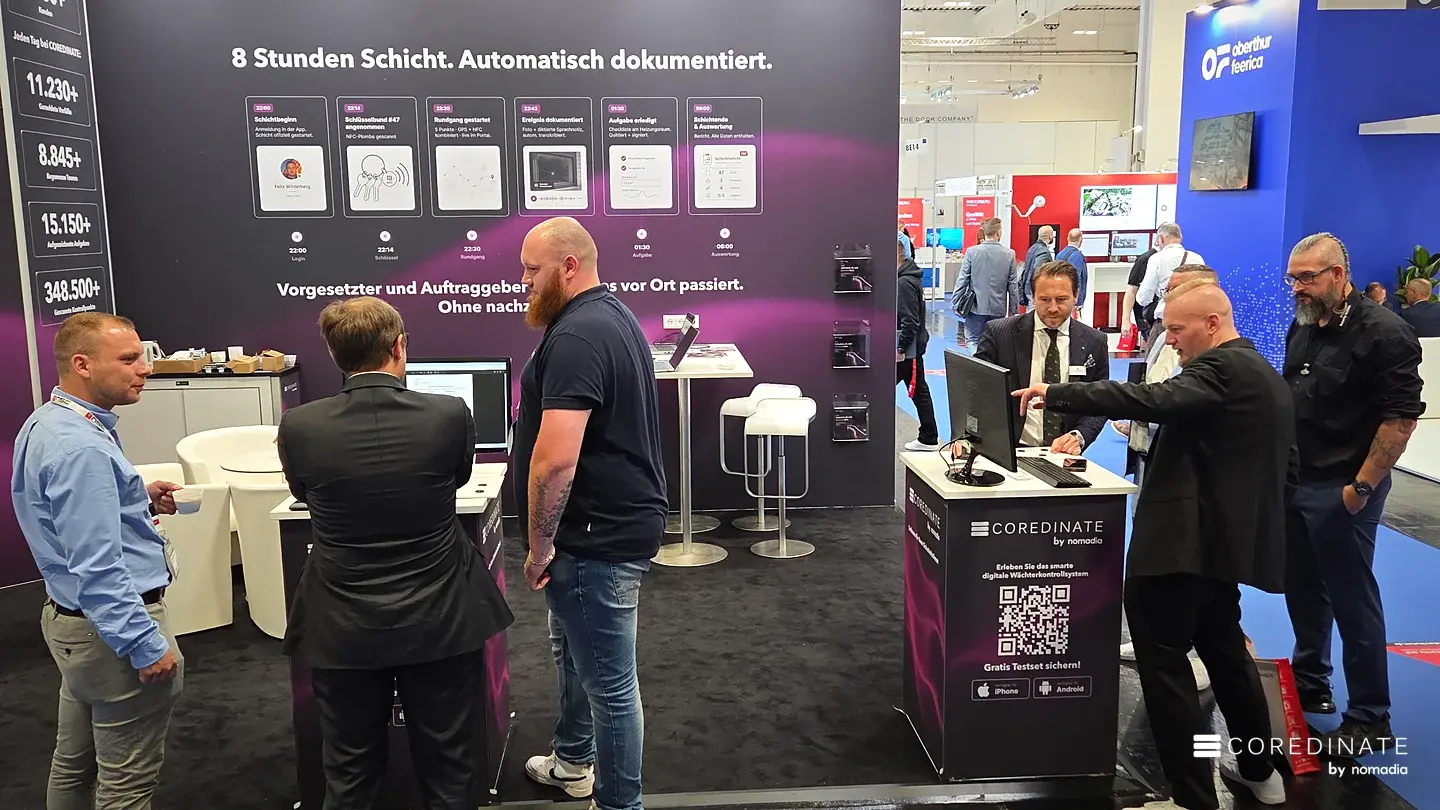 Besucher im Gespräch an beiden Seiten des COREDINATE-Stands