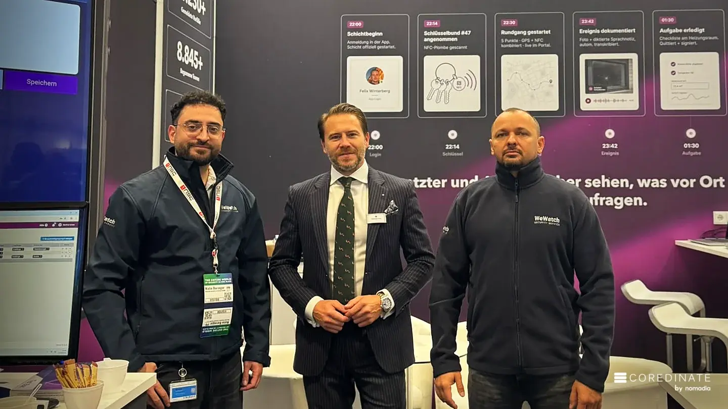 Matin Barzegar und Alexander Denisenko von der WeWatch Security Service GmbH mit Sebastian Kulig am COREDINATE-Stand
