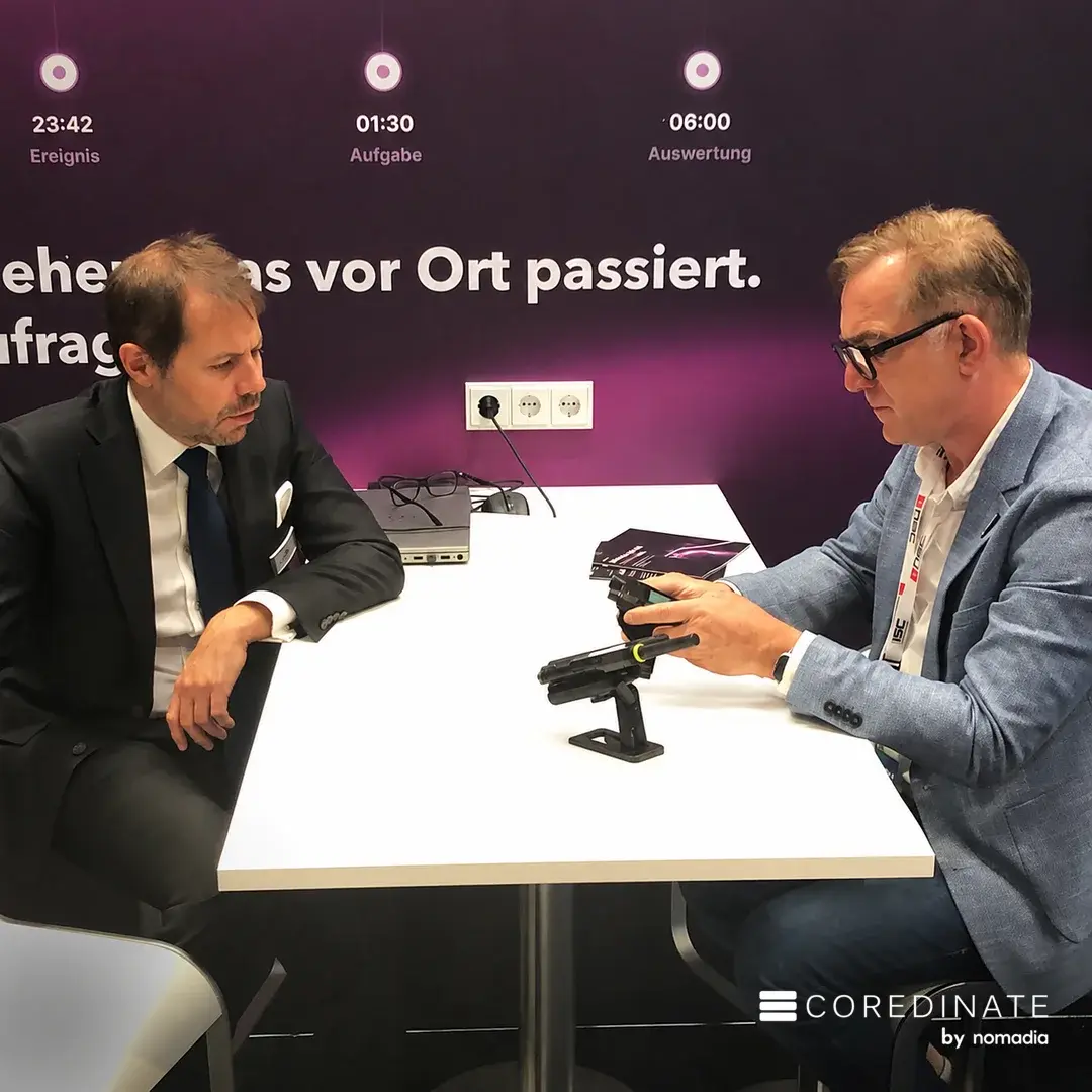 Oliver Kelm von Crosscall im Austausch mit Michael Kulig am COREDINATE-Stand