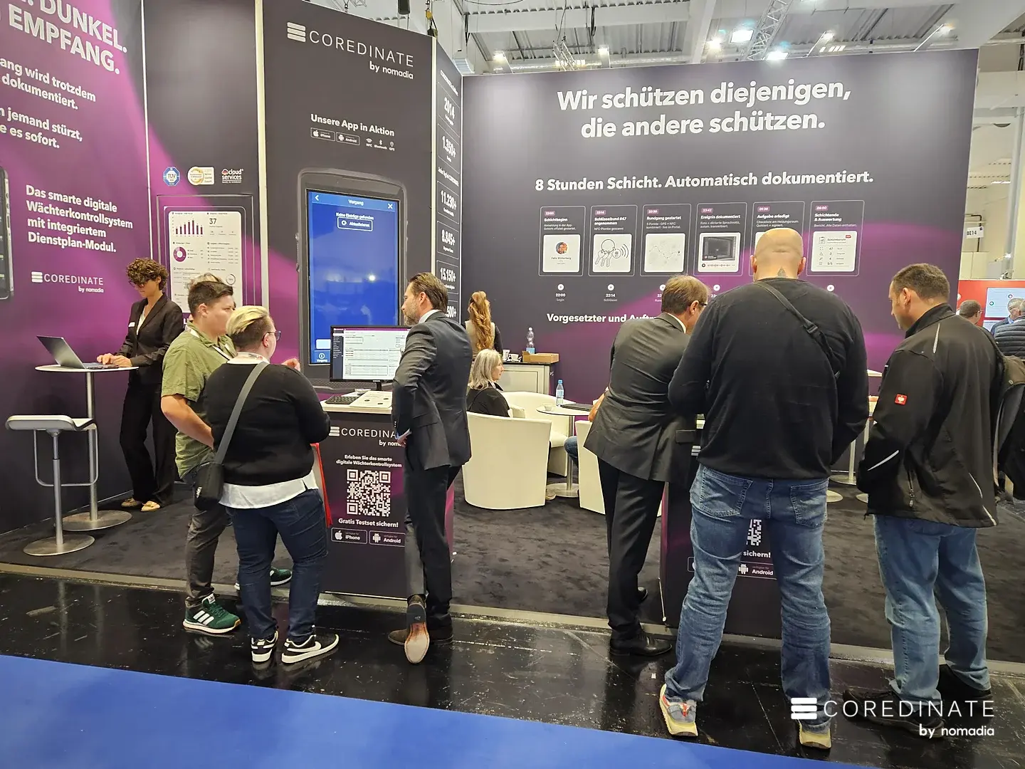 Besucher an beiden Demo-Plätzen des COREDINATE-Stands