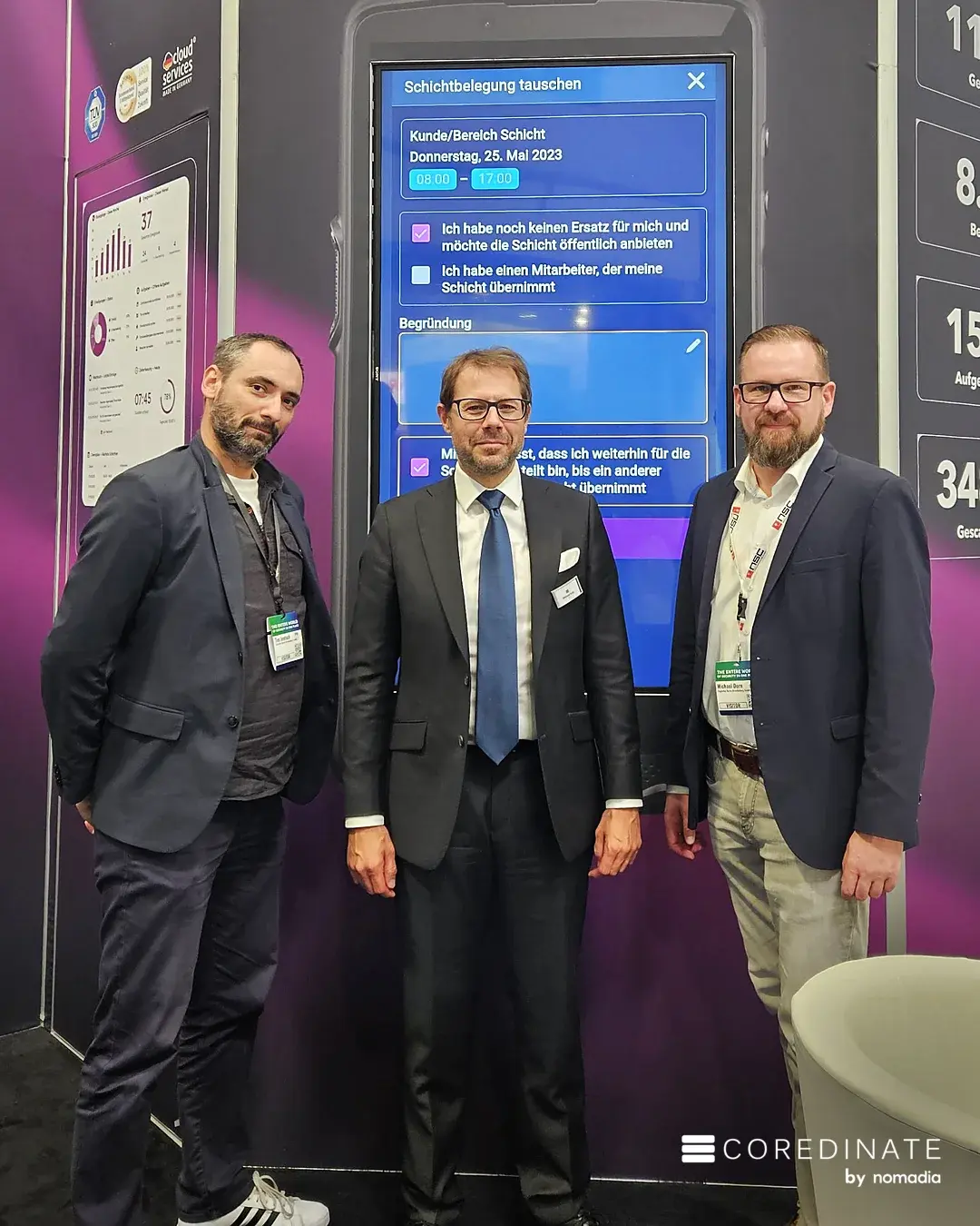 Besucher der Flughafen Berlin Brandenburg GmbH mit Michael Kulig am COREDINATE-Stand