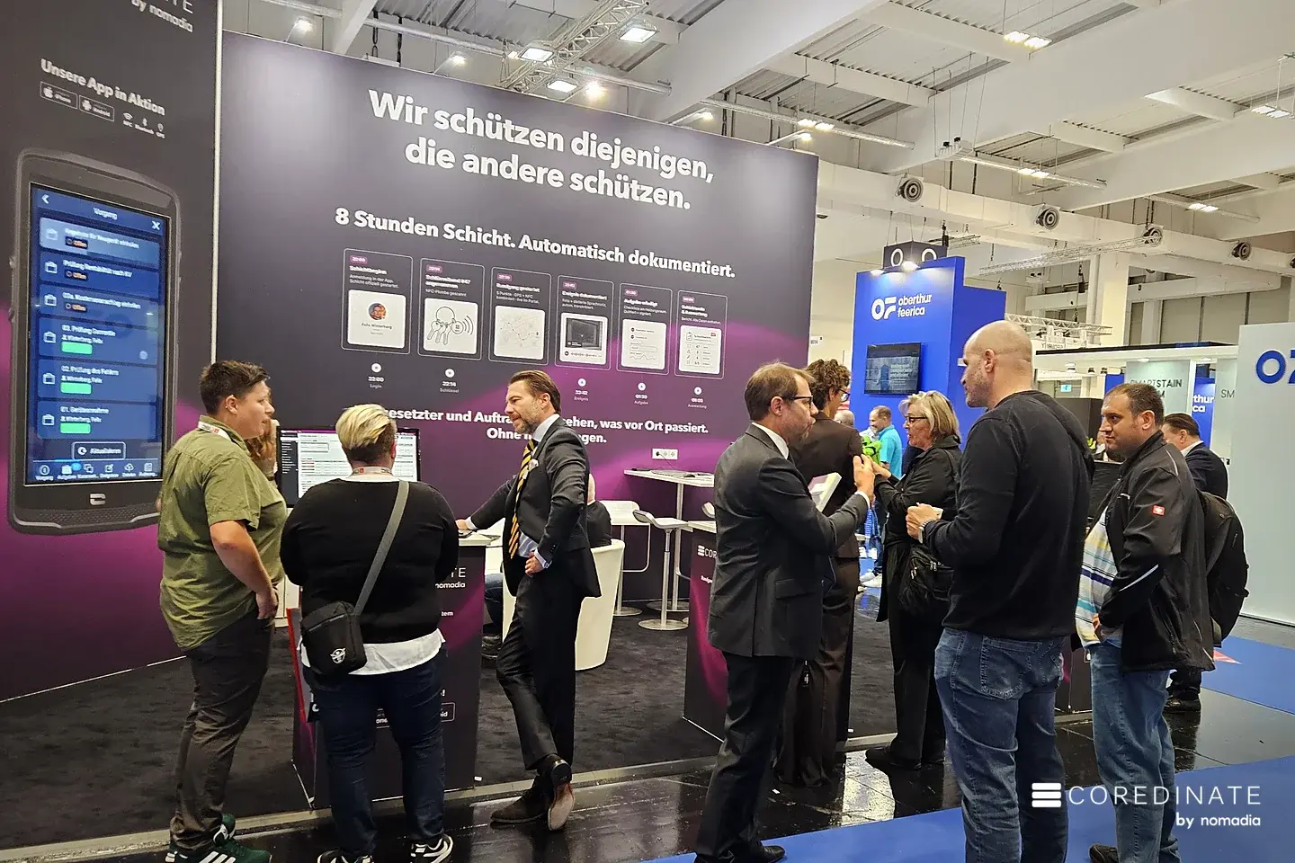 Gespräche am COREDINATE-Stand und im Gang davor am dritten Tag der Security Essen 2026
