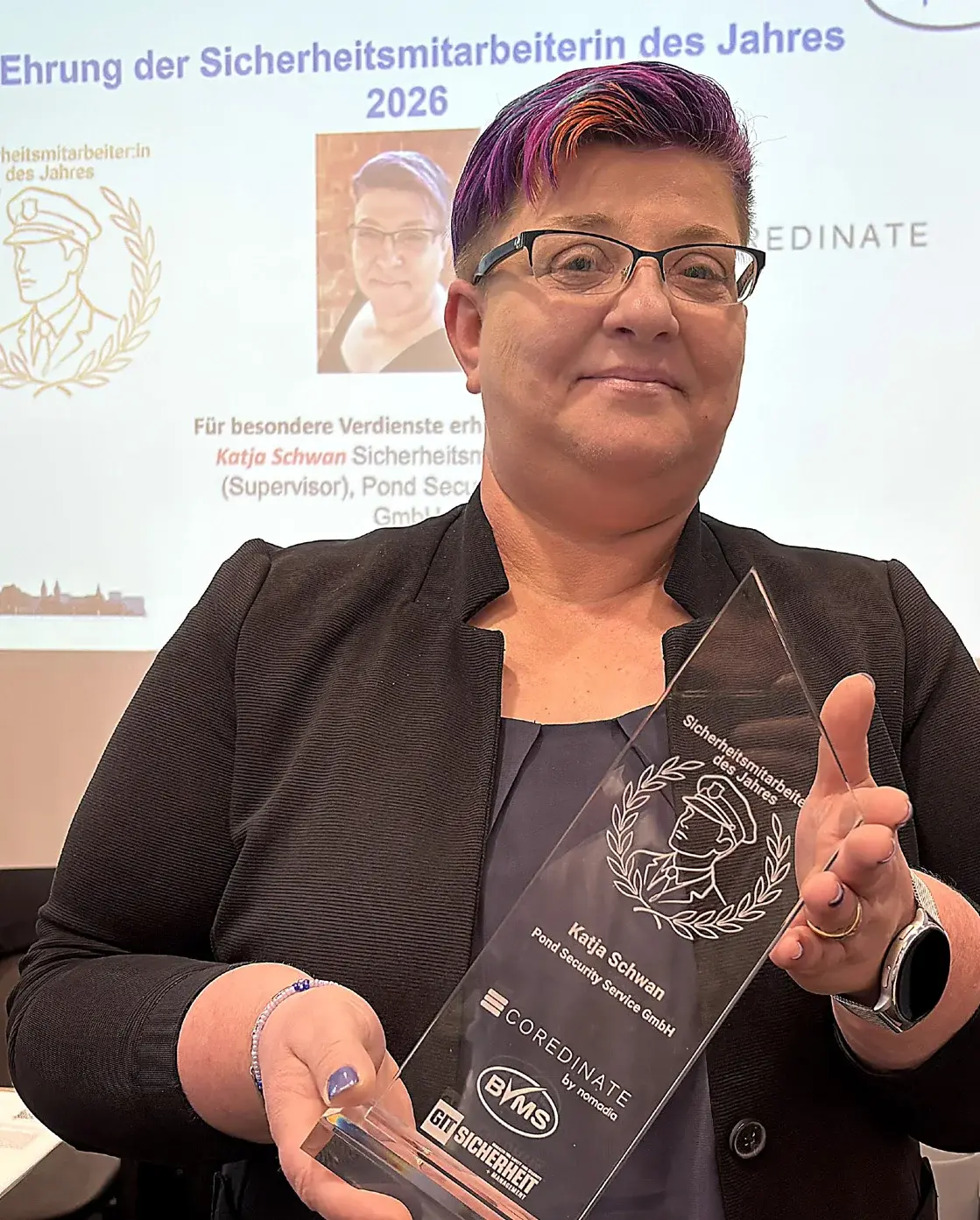 Katja Schwan mit dem Pokal Sicherheitsmitarbeiterin des Jahres 2026