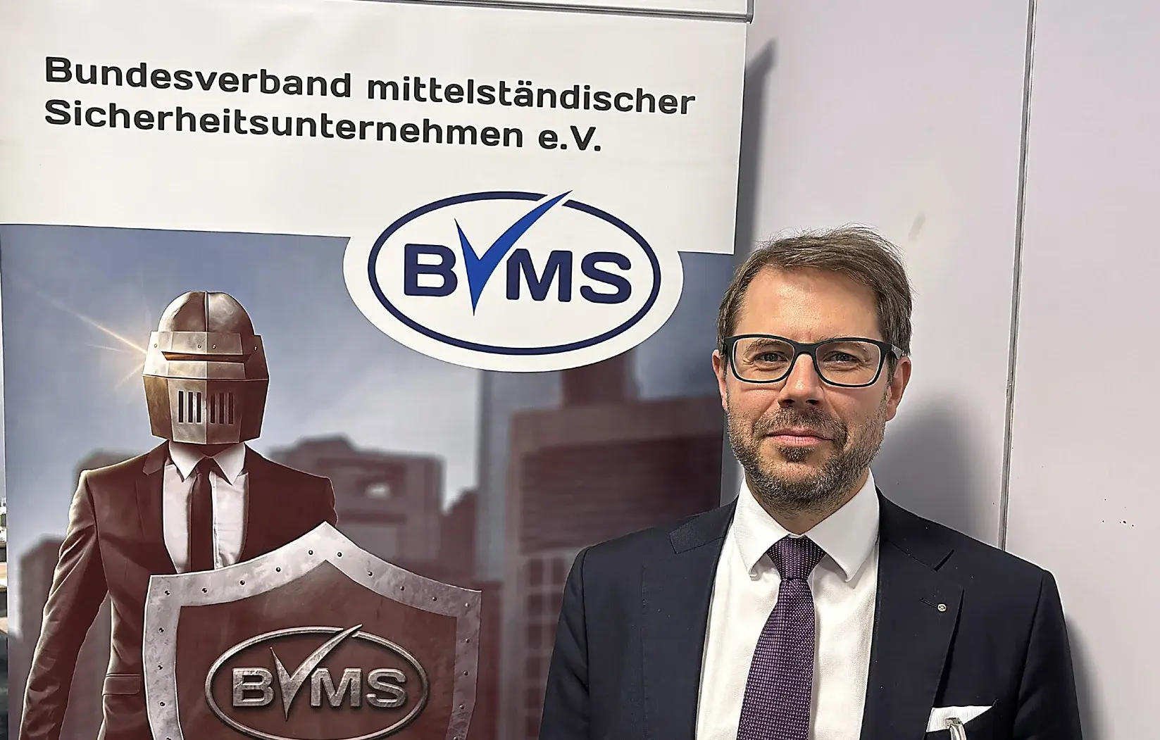 Michael Kulig, Geschäftsführer COREDINATE GmbH und Jurymitglied, vor dem BVMS-Banner