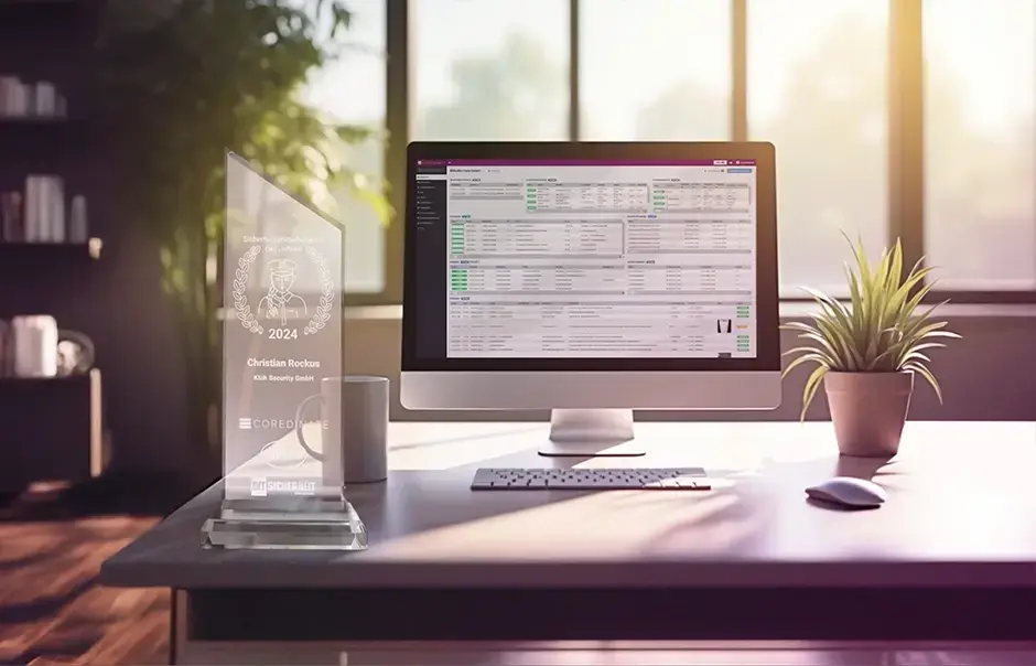 Tidy desk with the COREDINATE® portal on the computer screen and the 