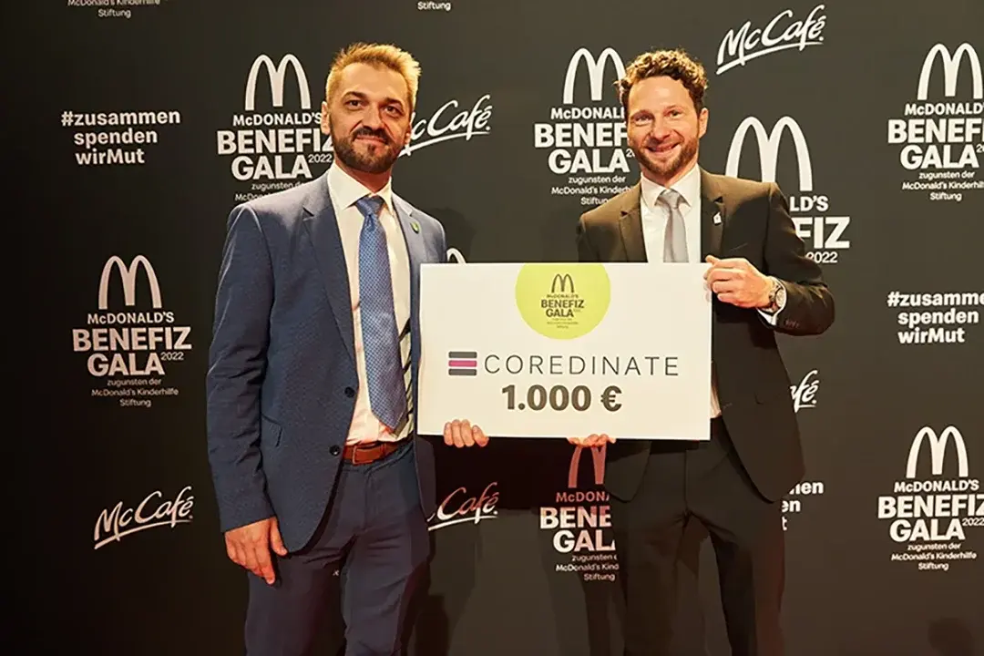 Die Abbildung zeigt Daniel Demian (links), Department Head of Security bei McDonald's, und Christian Bäcker (rechts), Direktor Kommunikation & Fundraising bei der McDonald's Kinderhilfe.