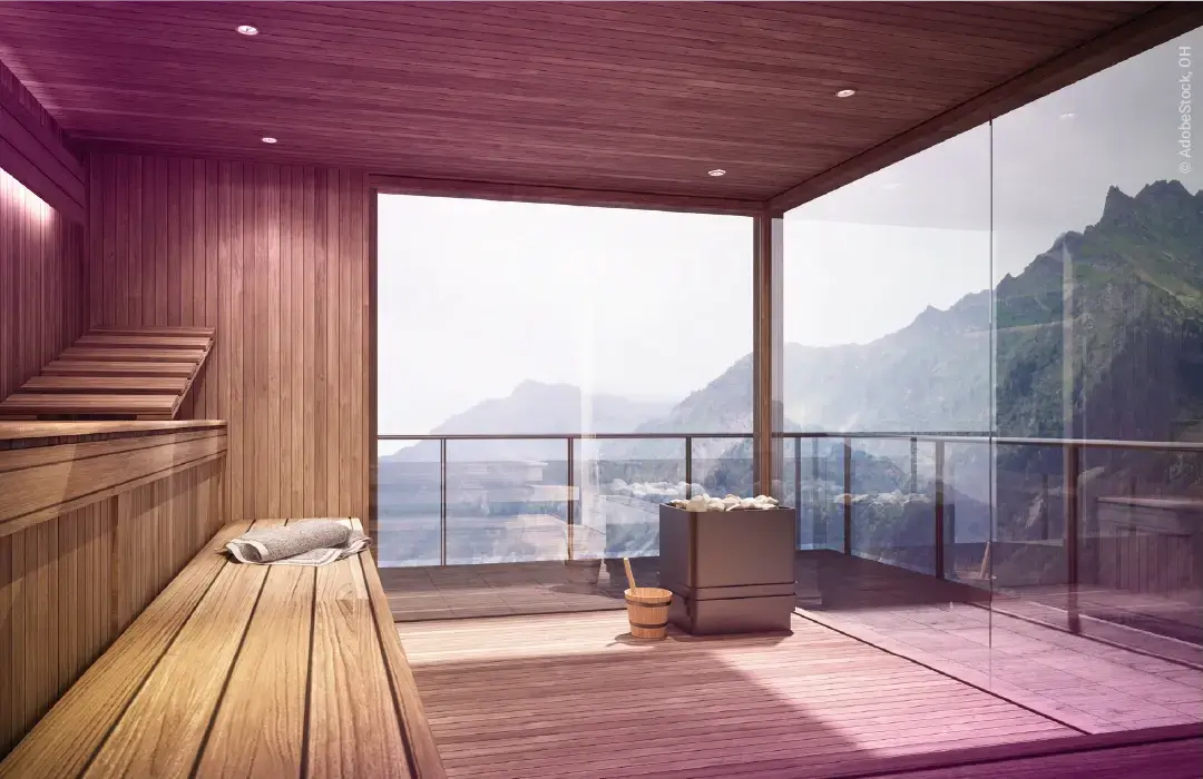 Schöne Sauna mit Holzverkleidung im Spabereich eines Hotels vor Paroramaausblick in die Berge