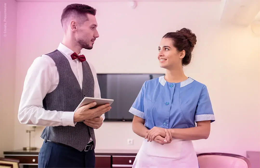 hospitality_flipcard_Hotel_staff_with_tablet